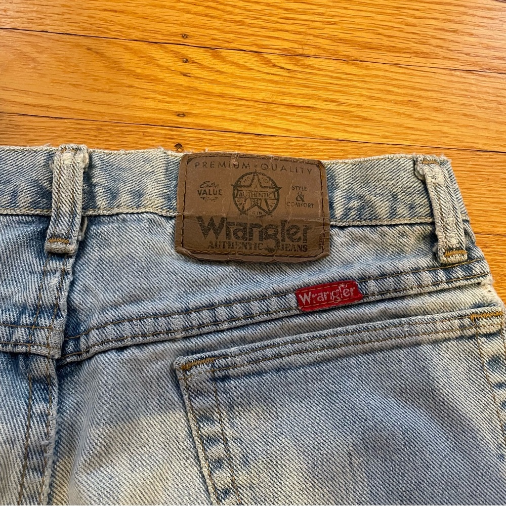 Wrangler distressed light wash, loose fit jeans, men’s. No tags. Waist 30.